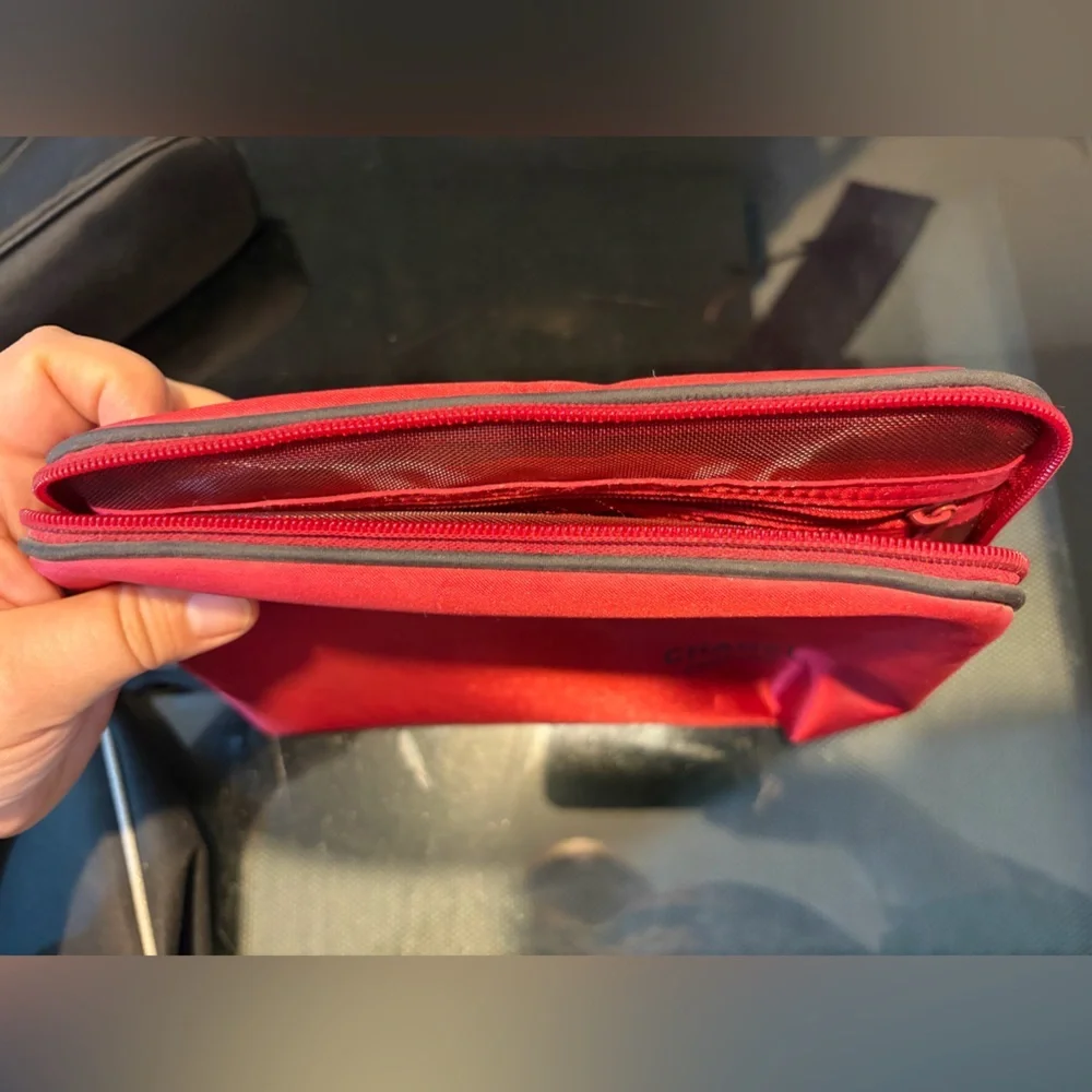 CHANEL Dark satin Scarlet Parfums makeup Pouch - Picture 4 of 10